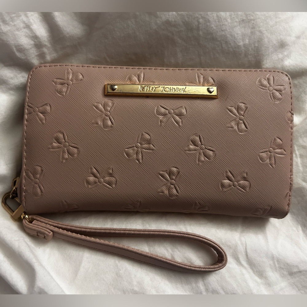 Betsey Johnson Pink Bow Embossed Leather Wristlet Wallet Zipper Gold Pink Blush